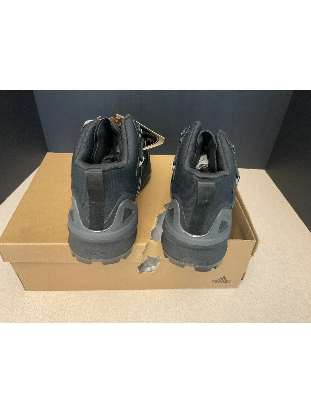 NEW! MENS ADIDAS TERREX SKYCHASER MID GTX GORE-TEX SHOES. SIZE 9.5. AWESOME!